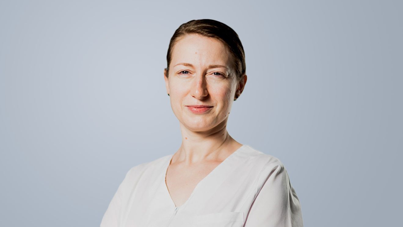 #MediciBuni dr. Alina Posea, reumatolog MedLife: „Oamenii care lucrează cu tastaturile sunt pianiștii lumii moderne. Asta creează o presiune pe tendoanele noastre și o uzură care apare în timp, chiar dacă avem o poziție corectă”
