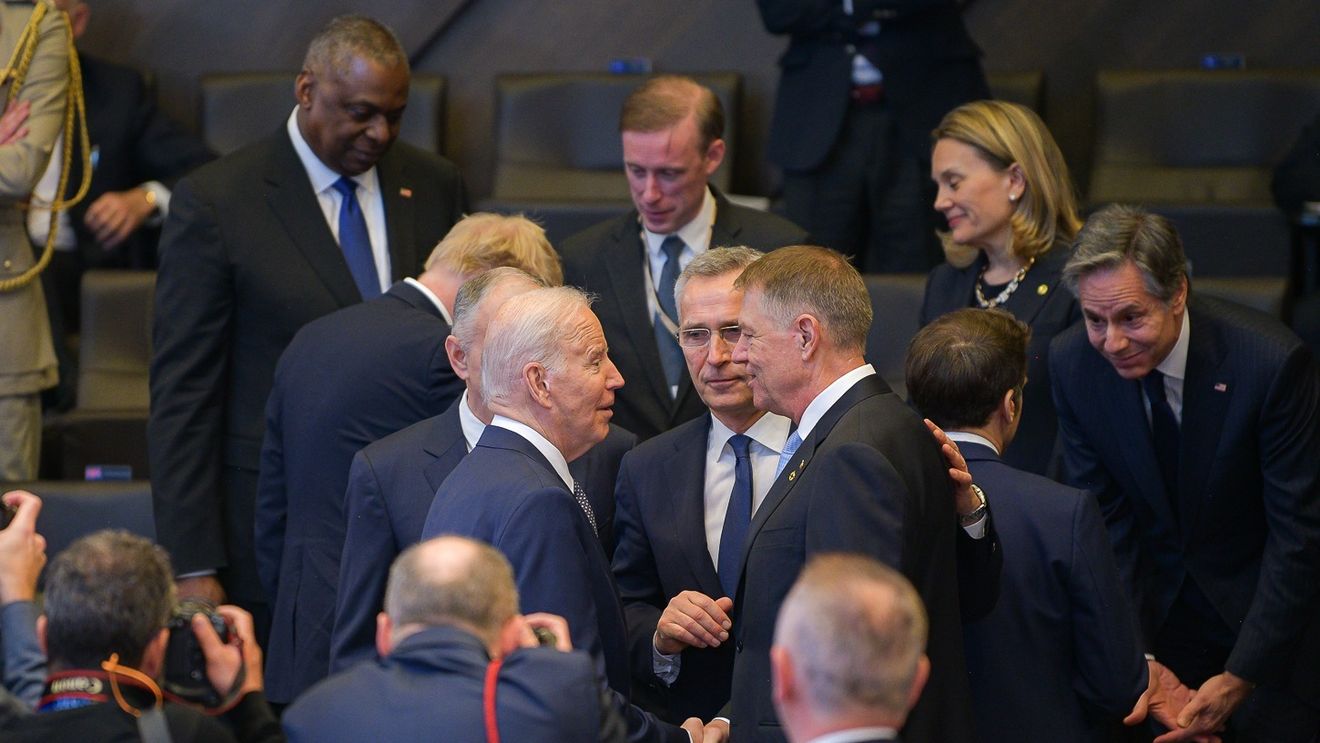 SONDAJ Cât de respectat cred românii că este președintele Klaus Iohannis de către liderii occidentali: 37% cred că nu îl respectă, 24% cred că este respectat