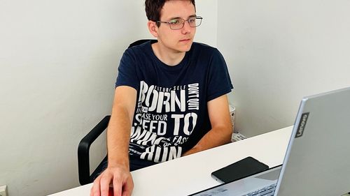 VIDEO Cum poate un tânăr cu autism să aibă un job și cât de importantă este terapia / Victor, 22 ani, lucrează și povestește experiența sa