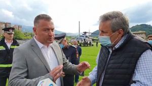 Ministrul Marcel Vela, iritat după ce a fost apostrofat că politizează situația inundațiilor: Nu ți-e rușine?