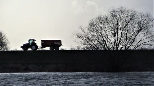 Sucevean de 84 de ani, aflat pe o bicicletă electrică, accidentat mortal de un tractor / Șoferul nu avea utilajul înmatriculat și are acum două dosare penale