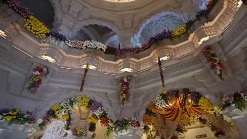 VIDEO Jumătate de milion de vizitatori în ziua inaugurării unui controversat templu hindus din India