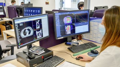 Consens al principalelor grupuri politice din Parlamentul European față de planul de combatere a cancerului propus de Comisie / PPE: Este momentul să punem banii pe masă / Nicu Ștefănuță (Renew): Pacienții trebuie să aibă acces la centre din toată Europa (VIDEO)