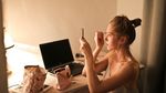 Generația Z își crește cheltuielile pentru produse de beauty și le consideră o necesitate, nu un lux