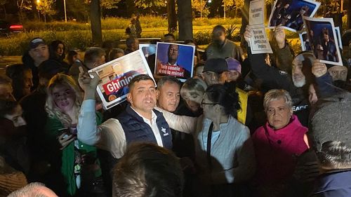 Protest AUR în frunte cu George Simion, la vila din Aviatorilor 86, care ar fi renovată pentru Klaus Iohannis după încheierea mandatului