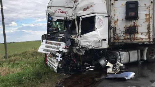 Scurgeri de substanțe periculoase dintr-un tir, pe DN1A, în Dâmbovița, în urma unui accident / Specialiști și comisari ai Gărzii de Mediu merg la fața locului / Circulația rutieră, blocată complet