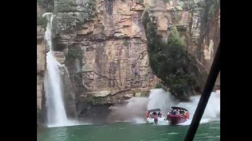 VIDEO Cel puțin șapte oameni au murit după ce o stâncă s-a prăbușit pe barca unor turiști pe un lac din Brazilia