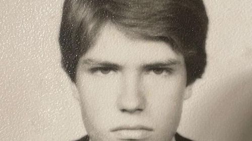 Festival de comentarii după ce Iohannis a publicat o fotografie din adolescență în care privea încruntat: ”Legenda spune că a zâmbit, dar cu întârziere”/ Cum arătau foștii președinți în tinerețe