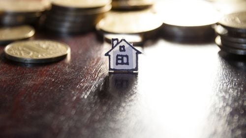 AUR promite „case la 1 leu” pentru tineri și diaspora, în programul de guvernare / George Simion a afirmat că programul privind construcția de case la 35.000 de euro a fost „o formă de marketing, de promovare”