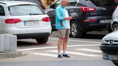 Modificări la Codul Rutier: limită de viteză de 30 km/h pentru biciclişti şi interzicerea utilizării telefonului mobil pentru pietonii care traversează strada