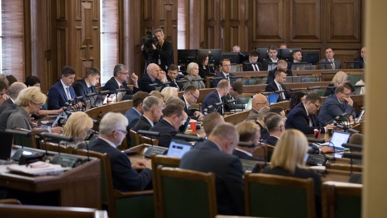 Parlamentul din Letonia a hotărât să le interzică dreptul la vot și să le reducă salariul deputaților nevaccinați împotriva COVID-19