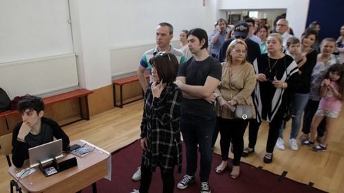 UPDATE: Alianța USR PLUS trage un semnal de alarmă în legătură cu ștampila de control aplicată greșit pe buletinele de vot. BEC spune că nu e motiv de invalidare