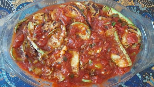 Reţetele bunicii: Dovlecei divini cu roşii şi usturoi