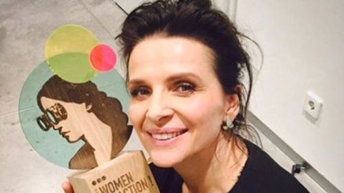 VIDEO Staruri franceze precum Juliette Binoche, Marion Cotillard, Isabelle Huppert şi-au taiat părul în semn de solidaritate cu femeile din Iran