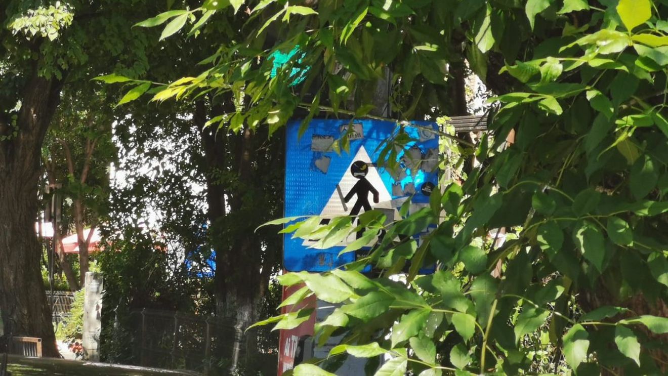 Cine se face vinovat în cazul unui accident care are loc din cauză că lipsesc indicatoarele rutiere? Ce spun specialiștii în siguranță rutieră și cum se apără Administrația Străzilor