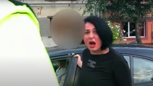VIDEO Șoferiță din Lugoj, prinsă băută la volan: „Băi tâmpitule, eu nu sunt beată, cum să dau peste cineva”