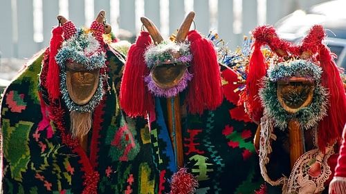 Tradiţii de Anul Nou: Pluguşorul, Mersul cu Buhaiul, Jocul Caprei şi Jocul Ursului, Umblatul cu Sorcova / Care sunt obiceiurile de Revelion în lume