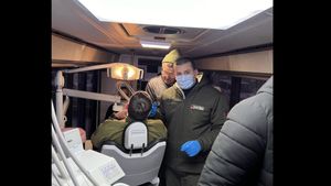 VIDEO Un stomatolog român din Cernăuţi a transformat un autobuz în clinică mobilă / Merge pe front şi acordă asistenţă militarilor / ”Sunt militari de-ai noştri fără dantură, cu dureri cronice”
