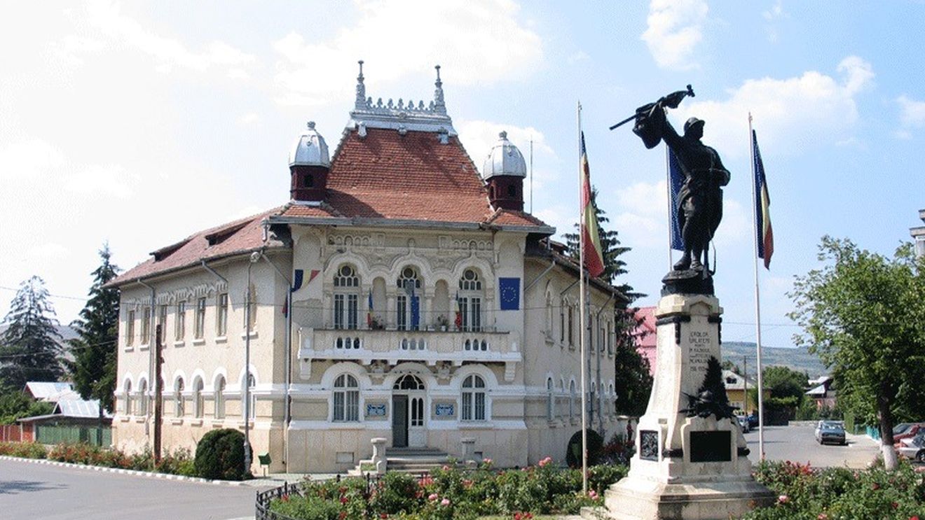 Ministrul Culturii: Clădirea Primăriei Urlaţi are o mare valoare arhitectonică şi trebuie salvată / „Un primar decuplat total de la ceea ce înseamnă grija pentru comunitate în întregul ei a decis să demoleze clădirea”