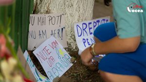 A patra zi de protest la Botoşani: Marș cu zeci de mașini cu fotografia gravidei care a murit și mesajul ei „Nu am aer!”