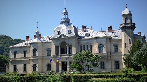 Palatul Ghica din Comănești, cumpărat de municipalitate pentru 500 de mii de euro/ Primarul: Am reușit să obținem acest preț, de trei ori mai mic decât cel solicitat inițial de vânzător