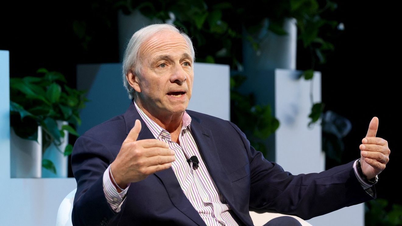 Miliardarul Ray Dalio, care a prezis corect criza din 2008, se teme că SUA s-ar putea confrunta cu o situație „mai rea decât o recesiune” din cauza tarifelor impuse de Trump