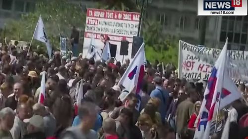 Funcţionarii greci, în grevă împotriva unor noi reglementări disciplinare, pe fondul unei anchete, în curs, a procurorilor europeni într-un scandal de fraudare a fondurilor europene / Sindicatul acuză Guvernul că încearcă să impute funcţionarilor greşelile liderilor politici