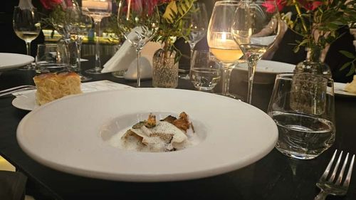 VIDEO | Ce am mâncat la o cină „four-hands” semnată de doi chefi / Unul dintre bucătari este distins cu două stele Michelin și cu steaua verde Michelin pentru sustenabilitate