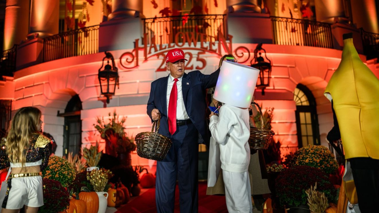 Trump a organizat petrecerea de Halloween la Casa Albă cu supereroi şi sosii ale sale / Cuplul prezidențial a împărțit dulciuri copiilor și părinților lor care stăteau la coadă