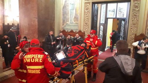 22 de elevi din Olt, găsiți dormind în Catedrala Încoronării din Alba Iulia, din lipsa cazării. Un copil a ajuns la spital