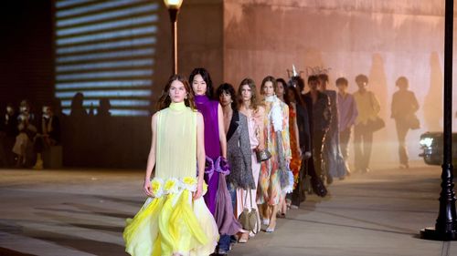 Dior Cruise 2027 la LACMA: Jonathan Anderson aduce Hollywoodul anilor '40 pe Podiumul Los Angelesului contemporan