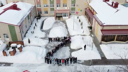 Propaganda în Rusia: Copii bolnavi de cancer în stadiu terminal, aliniați în curtea unui spital pentru a forma litera „Z”