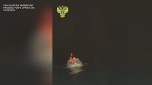 VIDEO Un rus a fost salvat după două luni petrecute pe o barcă în derivă în largul coastei Siberiei
