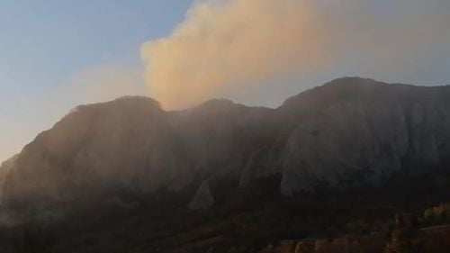 Arde Rezervația Naturală Muntele Vulcan. Un senator USR susține că intervenția pompierilor întârzie din cauza unui elicopter defect. Arafat i-ar fi transmis că a trimis un avion militar Spartan pentru a stinge focul