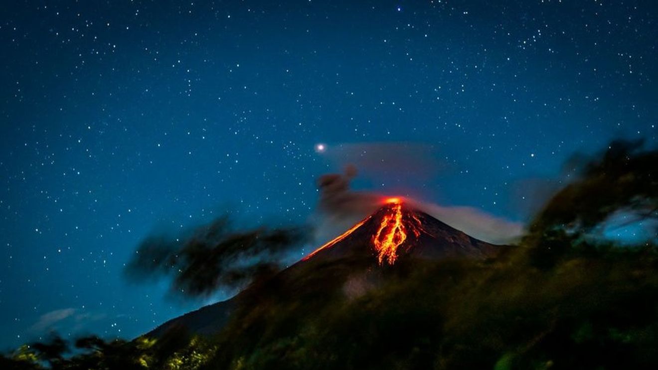Vulcanul Fuego din Guatemala intră într-o nouă fază de erupţie, după ce în 2018 a provocat moartea a peste 200 de persoane