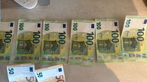 Peste jumătate de milion de euro falşi, descoperiţi de poliţiştii din Satu Mare / Doi bărbaţi au fost reţinuţi