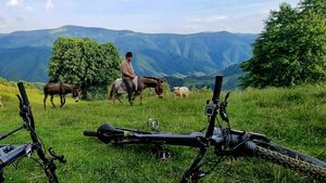 FOTO Pauză de respirație: Cum arată o tură cu bicicleta pe dealurile din Mărginimea Sibiului