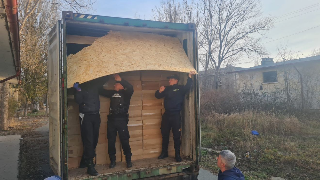 UPDATE DNA a prins în flagrant mai multe persoane care voiau să introducă peste 1200 de baxuri de țigări de contrabandă prin portul Constanța / Contrabandiștii au dat 125.000 de euro unui vameș care colabora cu DNA