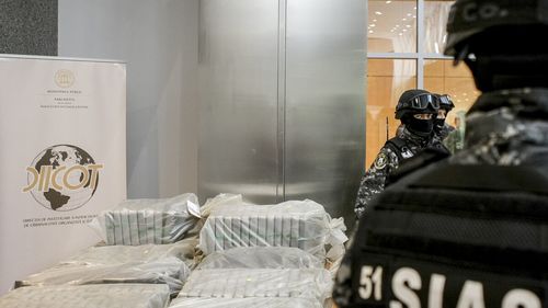 Şase presupuşi traficanţi de droguri au fost arestaţi/ Unul dintre ei ar fi încercat să distrugă probe/ La percheziţii s-au găsit peste 10.000 de comprimate Ecstasy, mai multe kilograme de droguri de risc şi mare risc şi o sumă imensă de bani