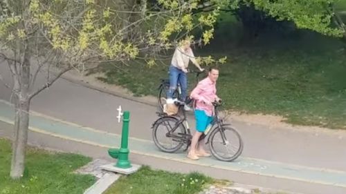 Primarul Sectorului 3, Robert Negoiță, amendat cu 10.000 de lei pentru că a ieșit la plimbare cu bicicleta în parc. Parcurile sunt închise pentru public