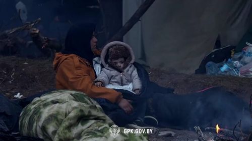 Aproximativ 1000 de migranți, printre care 150 de copii, trăiesc de peste o lună într-o hală de la frontiera dintre Polonia și Belarus, semnalează Crucea Roșie