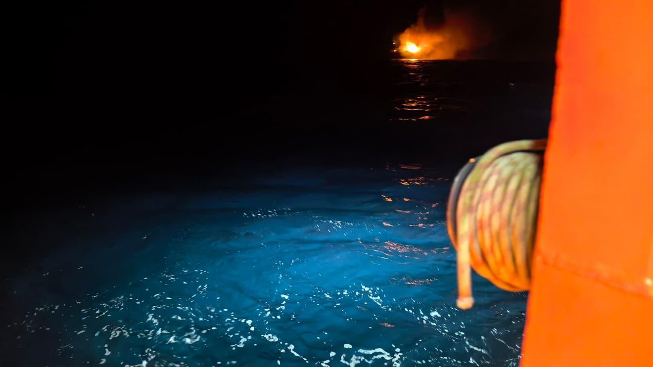 Autoritatea Navală despre incendiul de pe nava lovită de drone, lângă Sfântu Gheorghe: Nu există risc pentru populație / Incendiul a scăzut în intensitate