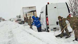 Stare de Alertă în Vrancea: 11 drumuri județene și opt naționale, închise traficului rutier / Armata intervine pentru deszăpezirea drumurilor naţionale şi judeţene