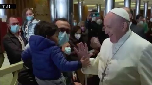 Papa Francisc și-a sărbătorit onomastica alături de oamenii fără adăpost şi nevoiaşi la centrul de vaccinare deschis pentru ei la Vatican