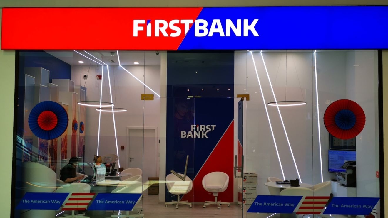 Probleme după preluarea First Bank de către Intesa Sanpaolo: Clienții nu își pot încasa salariile sau facturile, cozi de ore întregi la sucursale sau în call-center / Mărturia unei cliente: „Noroc că apucasem să scot bani”