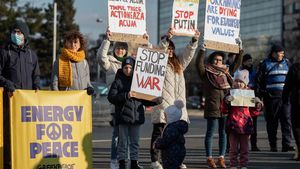 Circa 500 de persoane s-au adunat la protestul organizat în Capitală, sub sloganul „Stop the war!” / Manifestanții mărșăluiesc spre sediul Ambasadei Rusiei