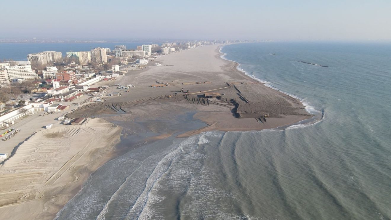 SURSE Firmele care au extins plajele de pe litoral, vizate de ancheta DNA din Portul Constanța / Procurorii susțin că au dat șpagă ofițerului sub acoperire pentru contracte