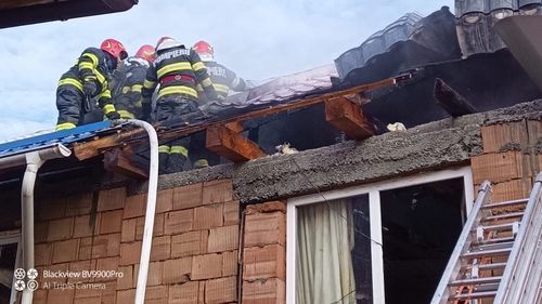 12 adulți și 22 de minori evacuați dintr-o clădire în flăcări, în Sântana de Mureș / Sunt afectate 5 locuințe