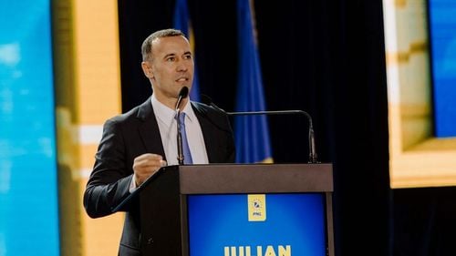 Surse: Iulian Dumitrescu, baronul PNL de Prahova, în cărți pentru a prelua Ministerul Transporturilor. Postul e dorit și de Lucian Bode
