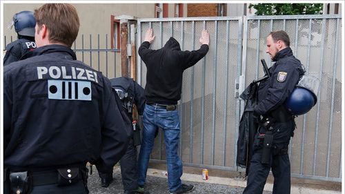 Un bărbat germano-polonez, arestat în Germania cu privire la orchestrarea unor atentate ce viza politicieni germani pe darknet